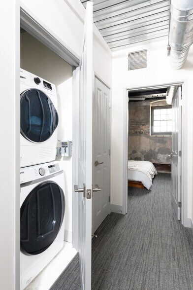 Building Photo - 1009 W Juneau Ave