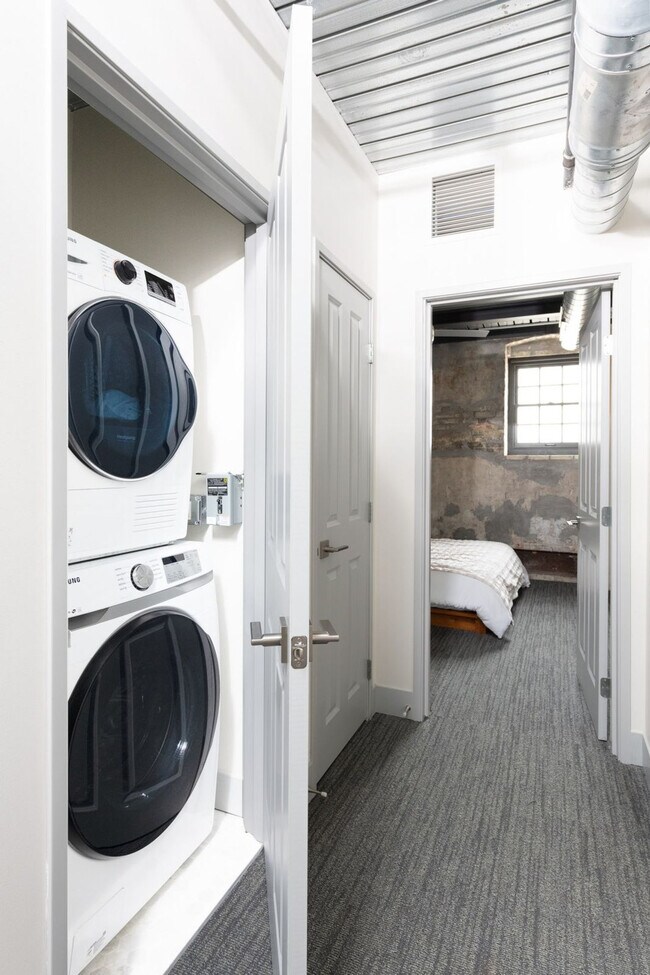 Building Photo - 1009 W Juneau Ave