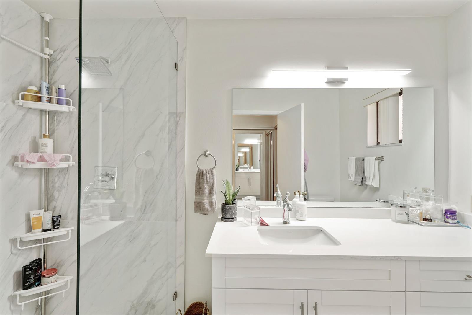 Building Photo - 3961 Adra Ave