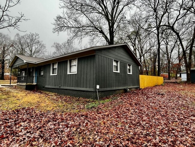 Building Photo - Beautiful 3 Bedroom 2 Bath Home