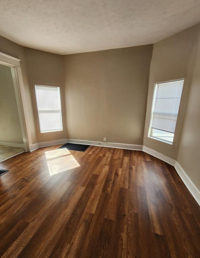 Building Photo - S8 Welcome - Westside Spacious Three Bedroom Two Story Duplex Near 25th and Capital