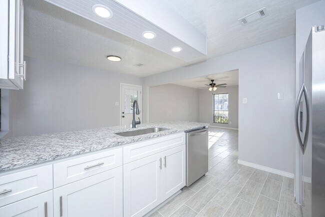 Building Photo - Charming 3-Bed, 1-Bath Home - Fully Remode...