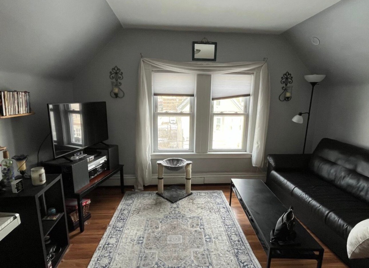 Building Photo - 45 Gardena St