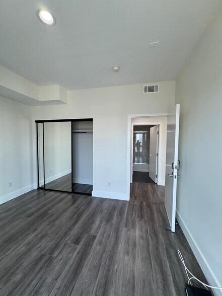 Building Photo - 1046 S Serrano Ave