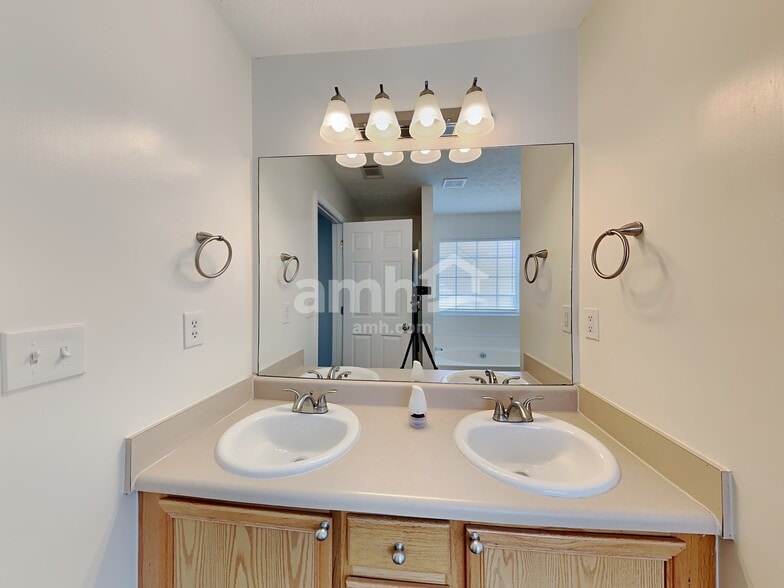 Building Photo - 910 Harbins View Dr