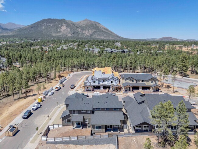 Building Photo - Gorgeous Flagstaff Property