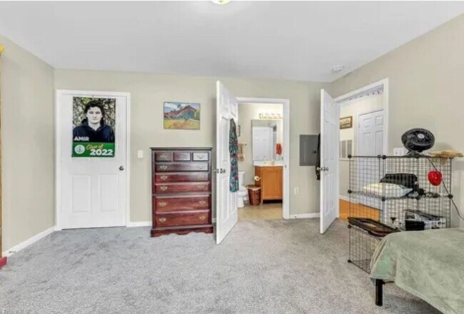 Building Photo - Wonderful updated 2 bedroom 2 bath condo on main level off Battleground ave in NW Greensboro