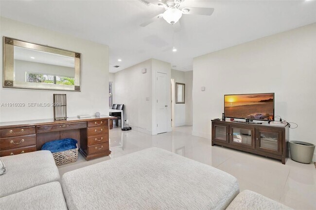 Building Photo - 1504 SW 6th Ave