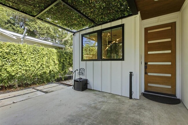 Building Photo - 2711 Crest Ave
