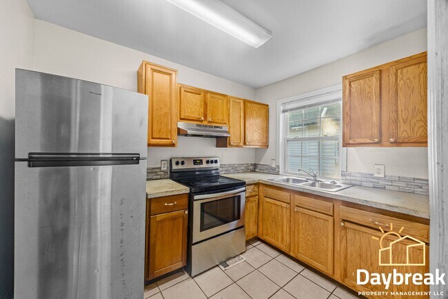 Building Photo - 1709 Le Grand St