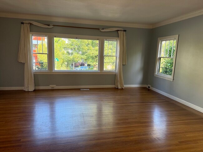 Building Photo - 102 Oakmont Ave