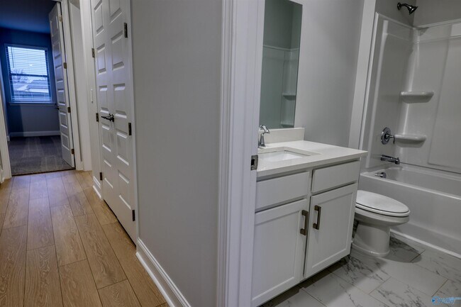 Building Photo - 102 Clift Crk Dr