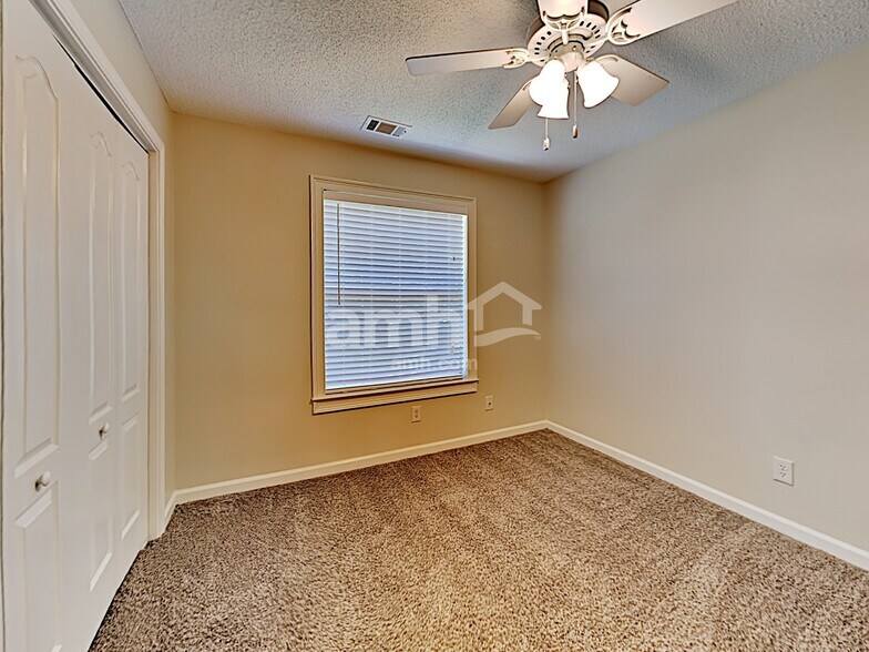 Building Photo - 724 Johnson Ct