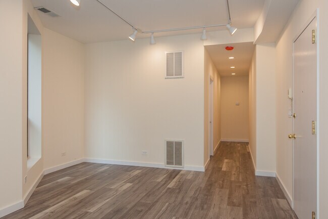 Building Photo - 2336 N Clark St