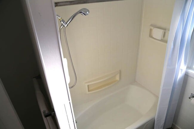 Building Photo - 2bed/1bath with a shop