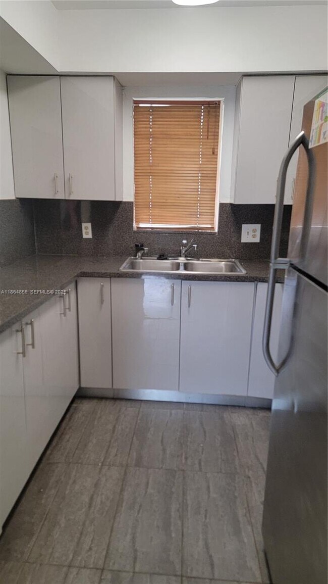 Building Photo - 4165 SW 67th Ave