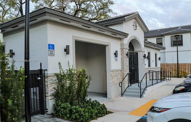 Building Photo - 1545 SW 28th St