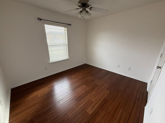 Building Photo - 408 Viola Dr