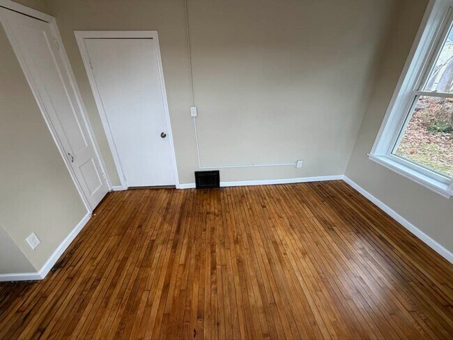 Building Photo - Gorgeous 1-bedroom, First floor! Apartment in quiet Pittsfield Street