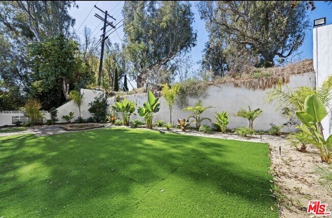 Building Photo - 2617 S Beverly Dr