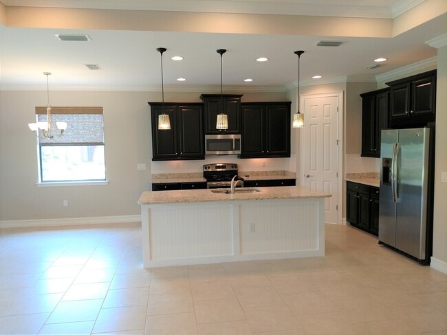 Building Photo - Unfurnished Annual Rental - Lovely 3 Bedroom Home in Calusa Park. Nicely upgraded and Pet Friendly