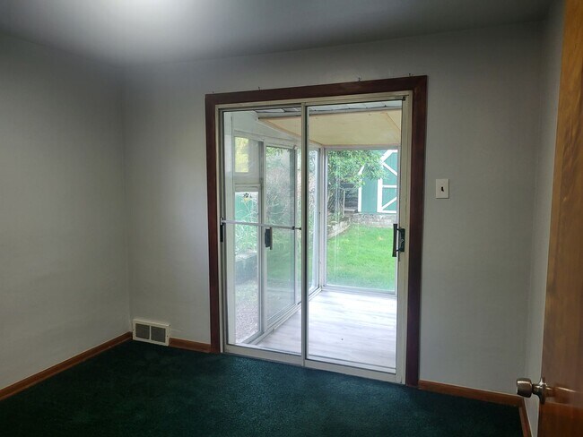 Building Photo - 3 bedroom, 1.5 bath ranch in Penn Hills!