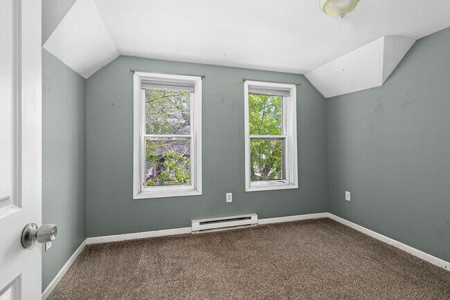 Building Photo - 621 E 10th St