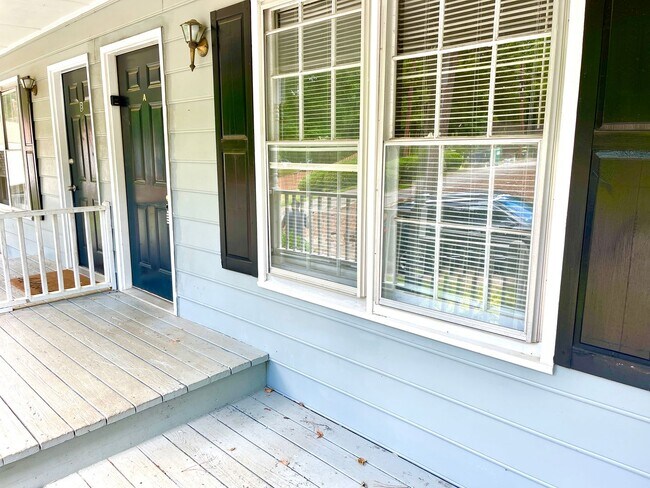 Building Photo - Delightful Upstairs 3 Bedroom / 2 Bathroom...