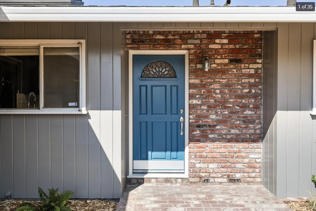 Building Photo - Light and Bright 3 Bedroom/ 2 Bath Home on...