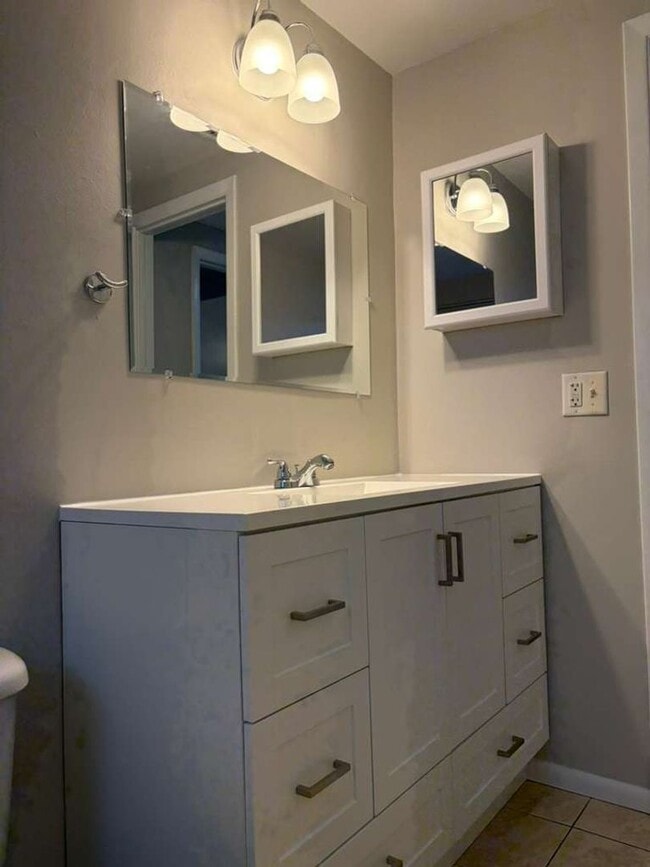 Building Photo - Gulfpfort Home With A Bonus Room