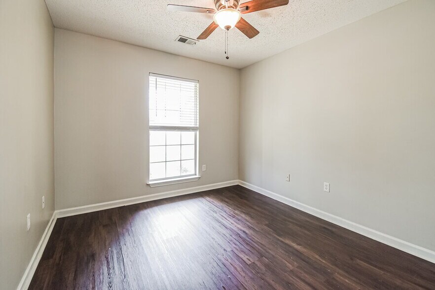 Building Photo - 8161 Loden Cove