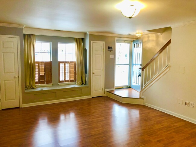 Building Photo - Gorgeous 2 BR/2.5 BA Condo in Ellicott City!