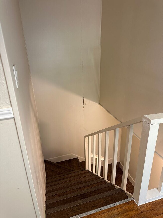 Building Photo - Large 5 Bedroom House in North Campus!