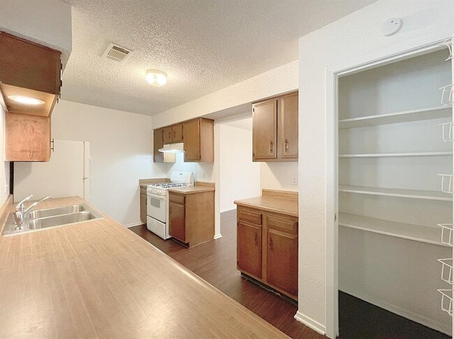 Building Photo - 656 Mairo St