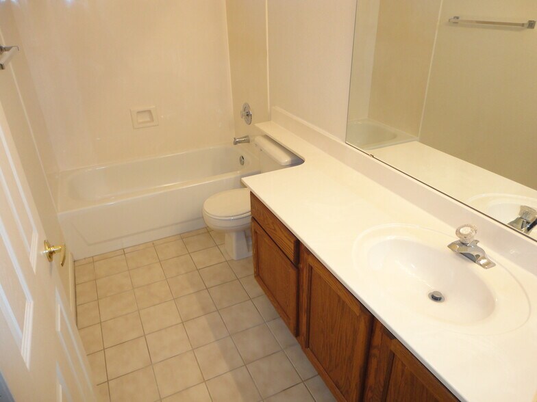 Building Photo - 233 W Verano Pl