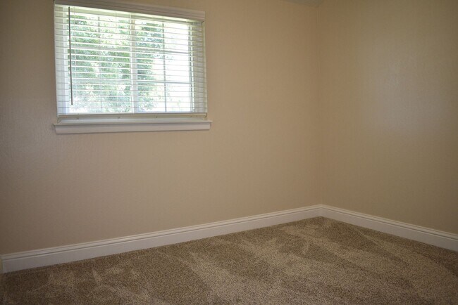 Building Photo - 5150 Oak Leaf Ave