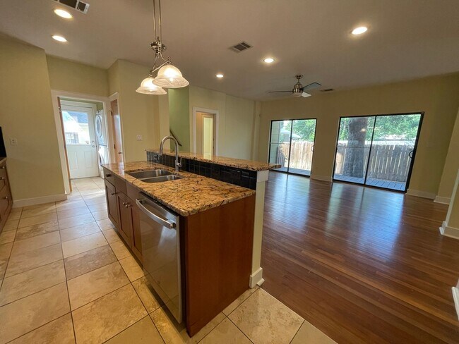Building Photo - 5bed/3bath house in North Campus