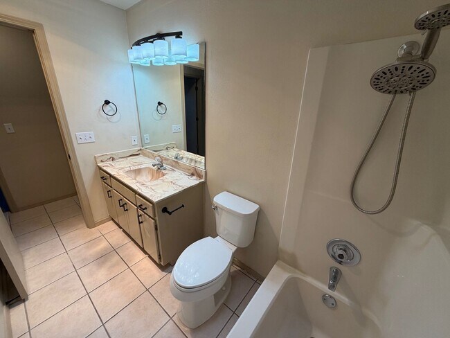 Building Photo - 3/2/2 on culdesac, close to park!