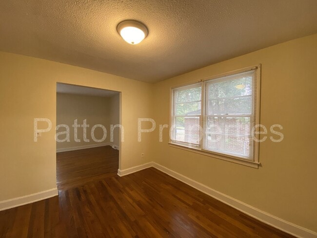 Building Photo - English Heights