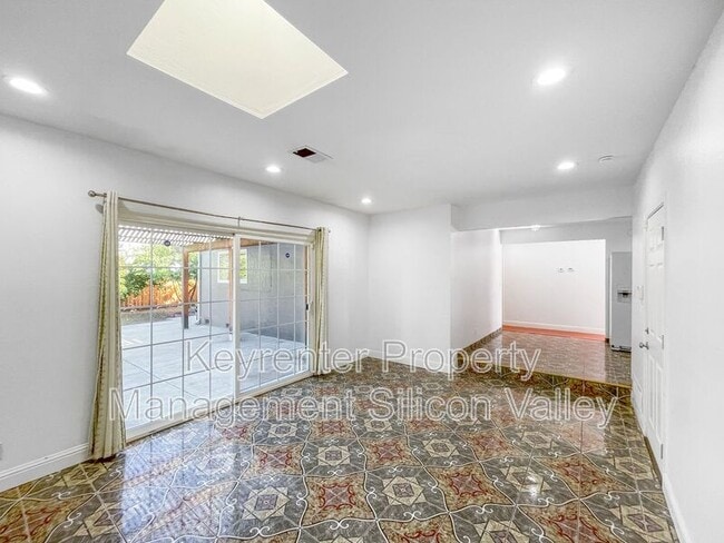 Building Photo - 1718 Vista Glen Dr