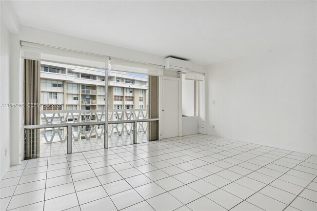 Building Photo - 1430 Brickell Bay Dr