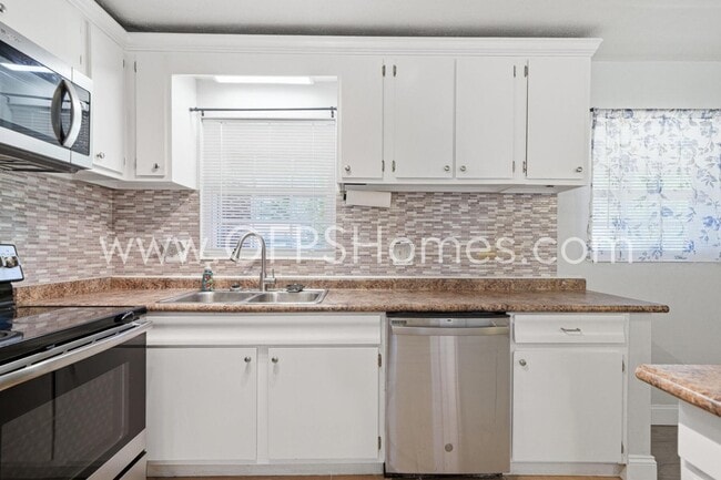 Building Photo - 127 Judith Dr