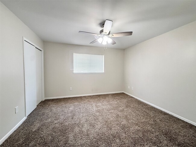 Building Photo - 500 Willow Dr