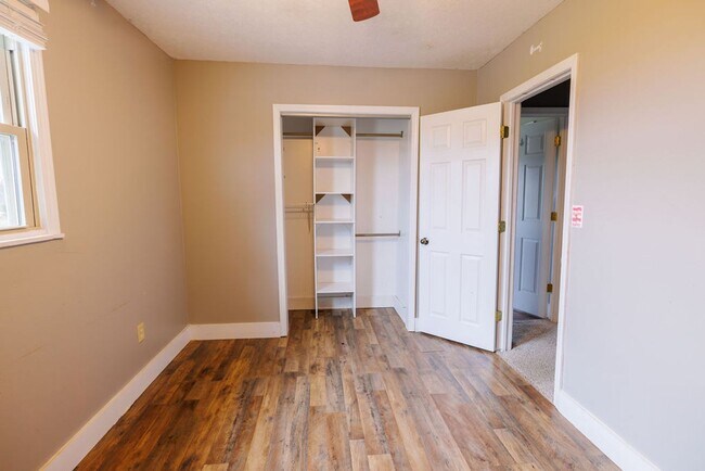 Building Photo - Quiet 3 Bedroom Home with Detached Garage