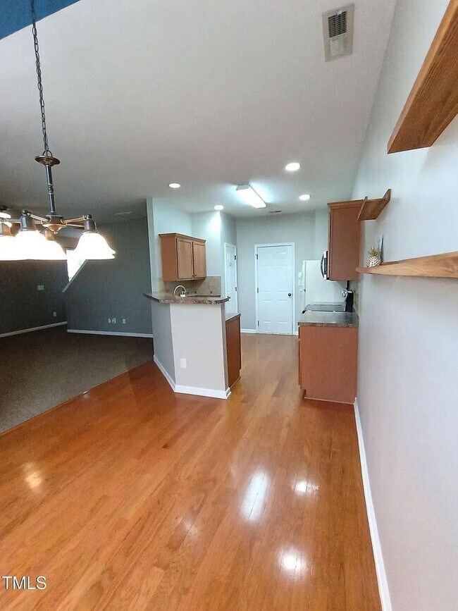 Building Photo - Sought After Riverwood Townhome!