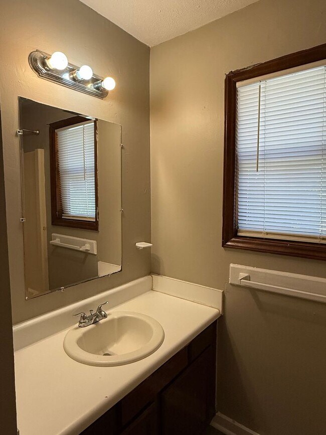 Building Photo - One bedroom, 1 bath condo in Durham