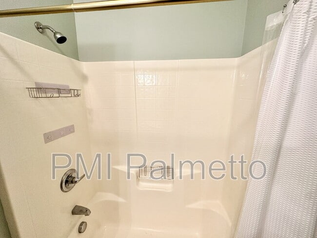 Building Photo - 120 Breezes Dr