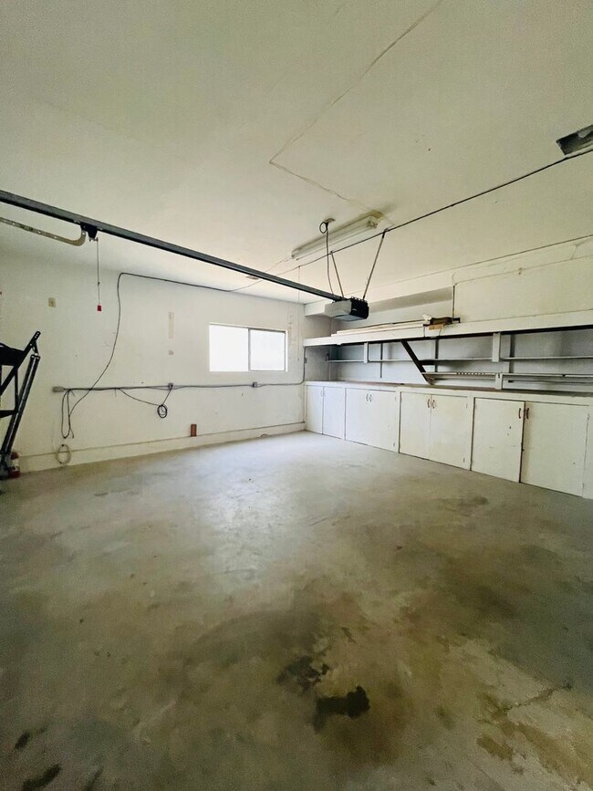 Building Photo - Coastal Living just step away from the BEACH~ Spacious - 3 story home with large living/dining ar...