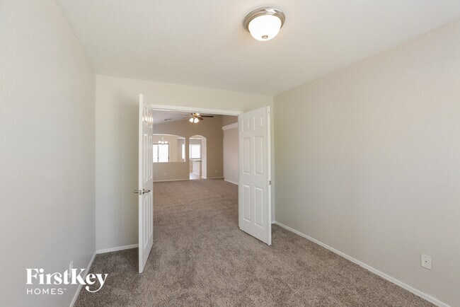Building Photo - 3141 W Sunland Ave