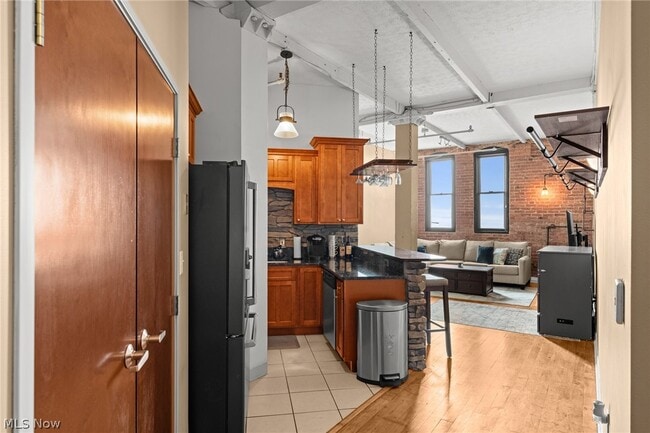 Building Photo - 1133 W 9th St